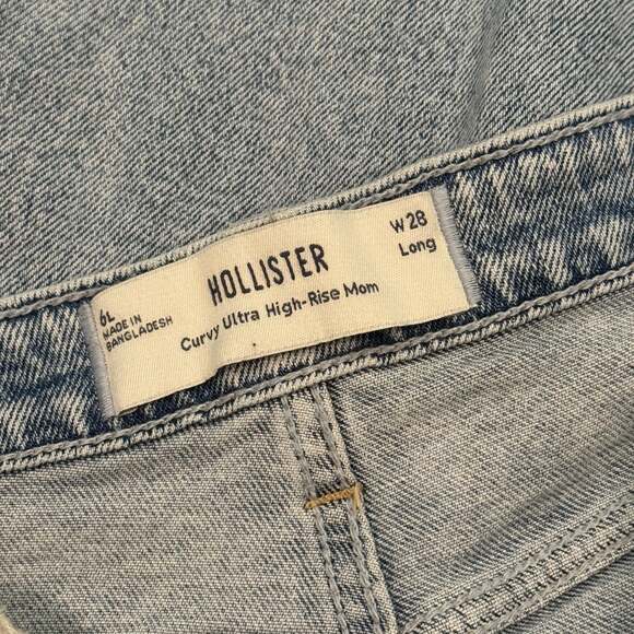 Hollister Curvy Ultra High-Rise Ripped Light Wash Mom Jeans - Picture 3 of 4